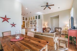 New Listing! Habersham Flat - Sleeps 4 Walking Distance to Pool and Market St - 2