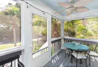 New Listing! Sleeps 10 on Harbor Island - Golf Cart Available for Rent - - 2