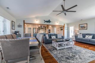 Harbor Island Family Beach Getaway - Golf Cart Included Short walk to Beach and Pool - 3