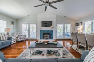 Harbor Island Family Beach Getaway - Golf Cart Included Short walk to Beach and Pool - - 2