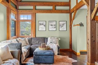 Walk to Village! Stunning timber chalet! Hot-Tub, Bonfire & more! - 2