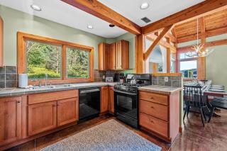 Walk to Village! Stunning timber chalet! Hot-Tub, Bonfire & more! - 1