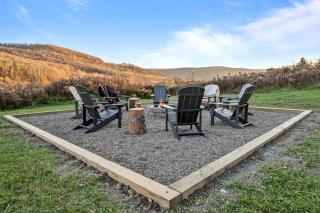 New & Stunning Chalet! Reno'd, Hot-Tub, Barrel Sauna, Slope Views, Fire Pit - Ellicottville - 4