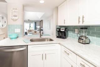 Newly Listed Immaculate Condo - Distant Ocean Views - Pool and Beach Access - - 8