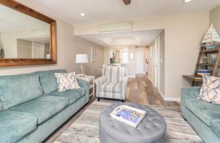Newly Listed Immaculate Condo - Distant Ocean Views - Pool and Beach Access - - 5