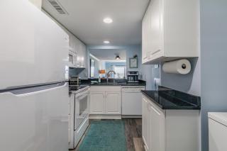 Ocean Front D-Building - POOL ACCESS AND OCEAN VIEWS!!! - - 4