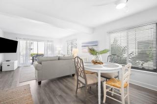 Newly Listed - One bedroom condo on Harbor Island - 9