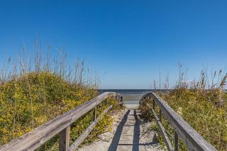 First Floor Condo - Walking distance to beach and pools! - - 8