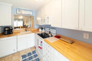 NEW LISTING Ocean Front 1 Bedroom - New Decks and Pool Access - - 6