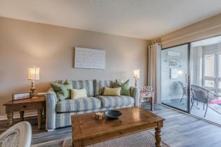 Crow's Nest On Harbor Island - One Bedroom on Third Floor - - 2