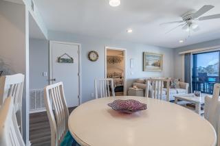 Direct Ocean View! M Building Pool and Ocean Views - - 1