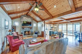 Mountain-View Georgia Cabin with 2 Decks - Dillard - 0