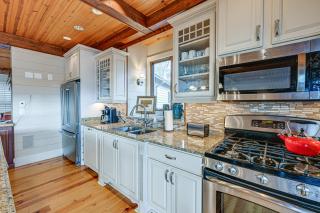 Mountain-View Georgia Cabin with 2 Decks - Dillard - 1