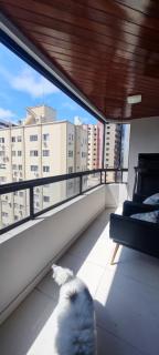 ap sacada e churrasqueira pertinho da praia central e Sumit caixa de vidro BC próx padarias, mercados e restaurantes e claro ver os fogos com a melhor vista da praia central de Balneário Camboriú - 9