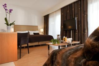 Chloe Luxury Hotel - 9