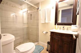 One block to the beach! 2 bedroom 2 bath. The Seahorse Suite. - 3