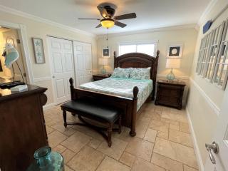 One block to the beach! 2 bedroom 2 bath. The Seahorse Suite. - Fort Myers Beach - 4