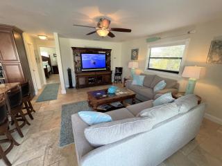 One block to the beach! 2 bedroom 2 bath. The Seahorse Suite. - Fort Myers Beach - 7