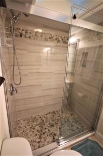 One block to the beach! 2 bedroom 2 bath. The Seahorse Suite. - 2