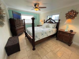 One block to the beach! 2 bedroom 2 bath. The Seahorse Suite. - 1