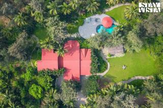 Sea Breeze by StayVista - Beachside bliss with a splash of creativity with Pool, gazebo, lush lawn, and an artistically inspired house - Alībāg - 9