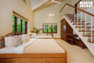 Sea Breeze by StayVista - Beachside bliss with a splash of creativity with Pool, gazebo, lush lawn, and an artistically inspired house - Alībāg - 4