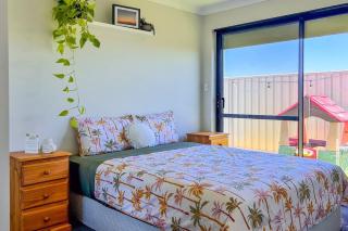 Seaside Sanctuary: Steps to Yanchep Lagoon - Yanchep - 2