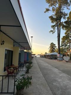 Lonely beach complex titanic hotel in beach shopping street markets ในศูนการค้าติดทะเล - Ban Phai Bae - 5