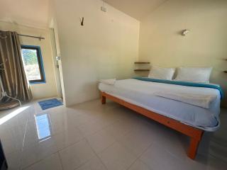 Lonely beach complex titanic hotel in beach shopping street markets ในศูนการค้าติดทะเล - Ban Phai Bae - 2