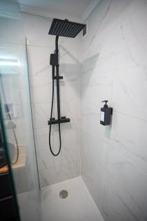 Luxury Suites Keyless Appartement Moderne et Spacieux 90 m2 Parking, Métro 14 Paris - Orly - 2