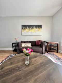 Modern 2-story apt w/ high speed Wi-Fi & Patio! - Charlotte - 0