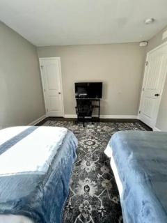 Modern 2-story apt w/ high speed Wi-Fi & Patio! - Charlotte - 1