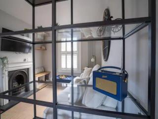 Central Victorian terraced house Patio Garden - Pass the Keys - Cheltenham - 2