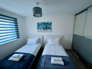 Beautiful 4-Bedroom House with Private Garden & Parking - 6