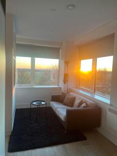 LUXX Apartment & Suites, London Heathrow Airport, Terminal 4, Piccadilly underground Train station nearby! - 2