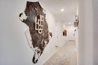 Mooove Your Herd Into a New Cozy Barn Haus-in NB - 2