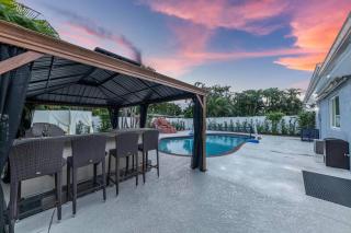 King Bed Pool Near Airport, Beach & Casino - Dania Beach - 0