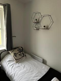 Timber Court - FREE PARKING - 2 Bedroom Apartment - FAST Wi-Fi - Perfect for Contractors! - 1