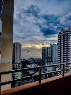 Budget Staycation with Free Pool and Gym Access very near US Embassy, Robinsons Manila, Manila Zoo, UP PGH - Manila - 0