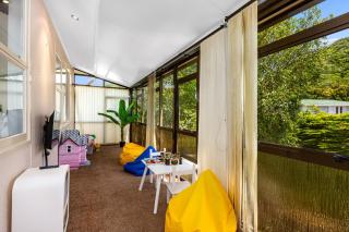 Retro 4 bedroom home, warm and welcoming, quiet location - Porirua - 3