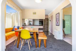 Retro 4 bedroom home, warm and welcoming, quiet location - Porirua - 7