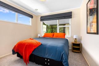 Retro 4 bedroom home, warm and welcoming, quiet location - Porirua - 1