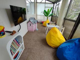 Retro 4 bedroom home, warm and welcoming, quiet location - Porirua - 2