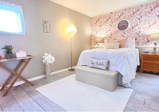 Luxury Villa- 3 mins to Mohegan- Fully Stocked with Fireplace- Jacuzzi, Saltwater Pools, Sauna - 1