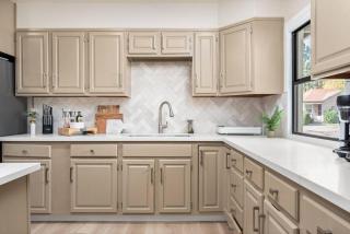 Downtown Lodi l Renovated l 5 Bedrooms l Sleeps 10 - 7