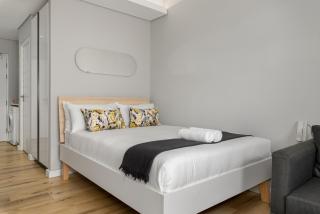 220 On Loop Luxury Apartments - 3