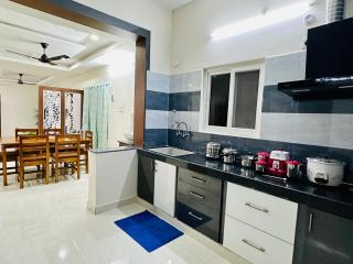 TrueLife Majestic Suites - 3BHK Large Signature Apartments - PS4 Veg Restaurant - On the way to Balaji Temple - Modular Kitchen - Large Hall, Super fast WiFi, Smart TV, 250 Jio Channel - Easy access to all Temples - Parking - Top service with lots of Love - 3