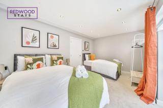 HUGE 5 Bed 3 Bath House For Contractors & Families, X2 FREE PARKING, FREE WiFi & Netflix By REDWOOD STAYS - Farnborough - 1