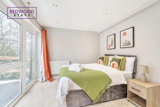 HUGE 5 Bed 3 Bath House For Contractors & Families, X2 FREE PARKING, FREE WiFi & Netflix By REDWOOD STAYS - Farnborough - 2