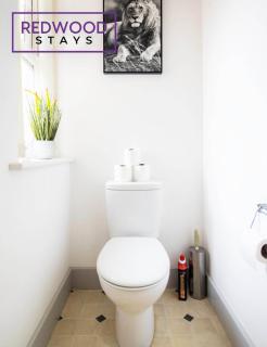 Modern 1 Bed 1 Bath Apartment for Corporates & Contractors, FREE Parking, Wi-Fi & Netflix By REDWOOD STAYS - Farnborough - 6